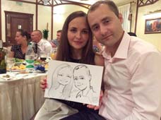 Шарж по фото в Минске и Калининграде, Позируют шаржисту на свадьбе соприкоснувшись головами Панский Маентак