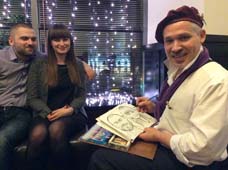 Михаил Шабалин рисует шарж молодой пары Ньюман