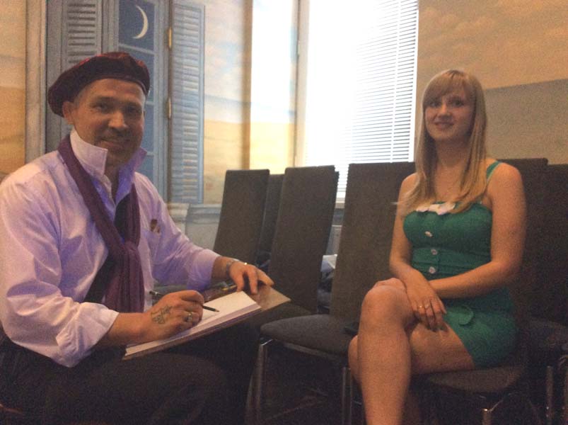 Шаржист Шабалин,Минск,рисует на корпоративе аптечных работников