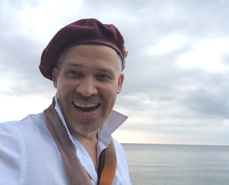 шаржист орет на фоне моря на свадьбе