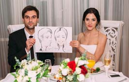 жених и невеста держат шарж Робинсон Шарж в Минске и Калининграде