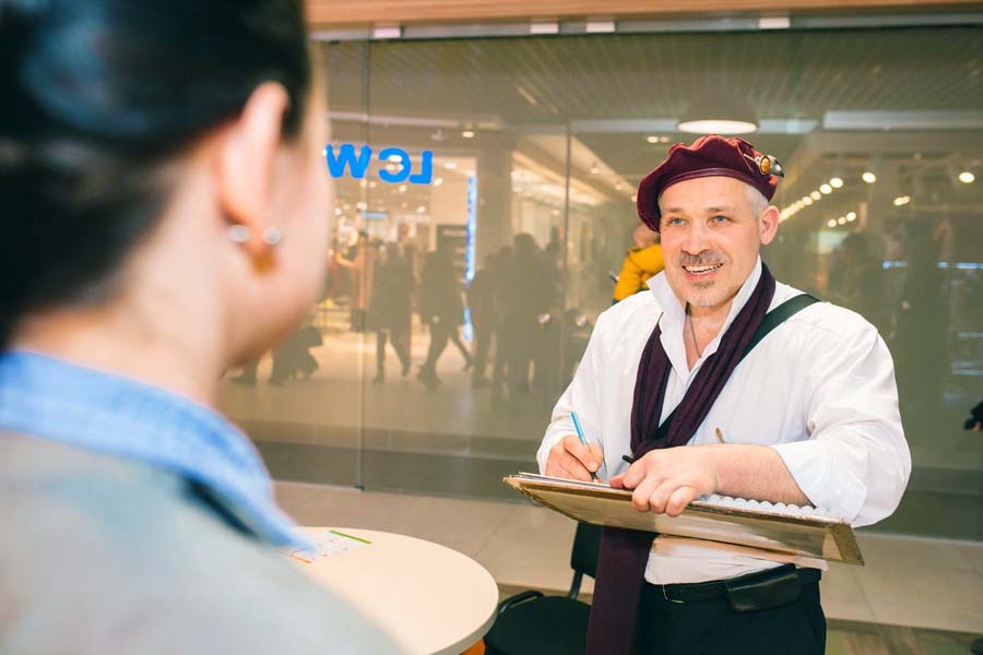 шаржист рисует стоя в Green Витебск на свадьбе Минск