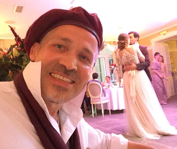 Шаржист наблюдает за танцем молодоженов, Шарж в Минске и Калининграде