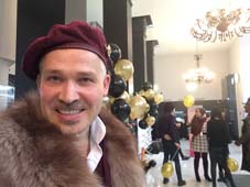 шаржист Мишель шаржист Михаил Шабалин  на корпоративе в магазине 