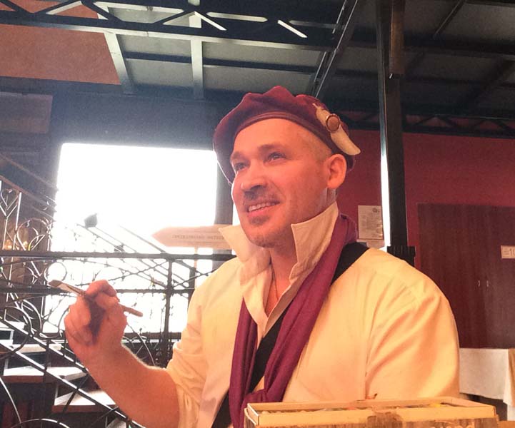 шаржист рисует на свадьбе в ресторане Мулен Руж