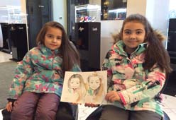 Лиза и Лера позируют шаржисту Мишелю на корпоративе в магазине 