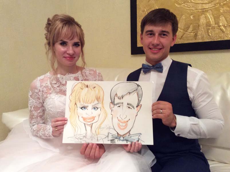 шарж держат молодожены Лиза и Артем