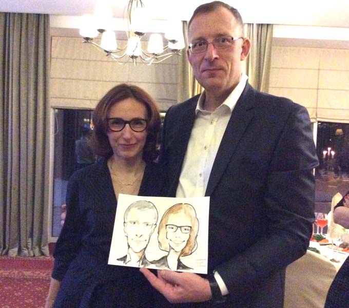 Родион и Наташа демонстрируют шарж шаржист Мишель, шаржист Михаил Шабалин