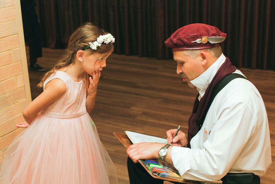 шаржист рисует шестилетнюю девочку в кафе Август на свадьбе и юбилее