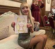 Людмила показывает свой шарж шаржист Михаил Шабалин Мишель Минск