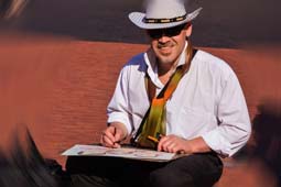 Михаил Шабалин,Минск,рисует в шляпе с полями черные очки