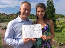 держат шарж и улыбаются в Сябрах